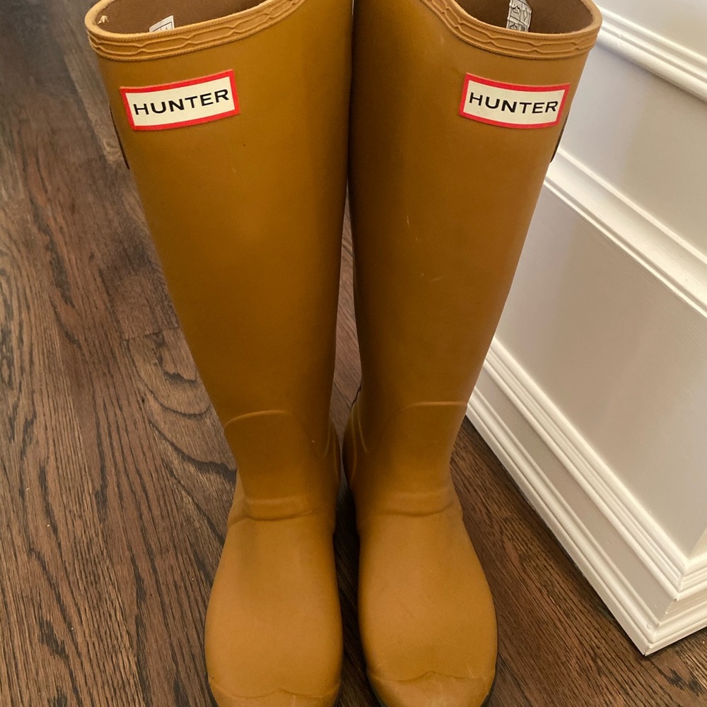 HUNTER WATERPROOF BOOTS- size US 6